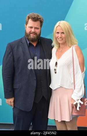München, Deutschland. 28.. Juni 2022. Antoine MONOT JR (Schauspieler), mit Frau Stefanie SICK. ZDF-Empfang/ Treffen in der H`ugo`s Bar anlässlich der Münchner Filmfestspiele am 28.. Juni 2022 Quelle: dpa/Alamy Live News Stockfoto